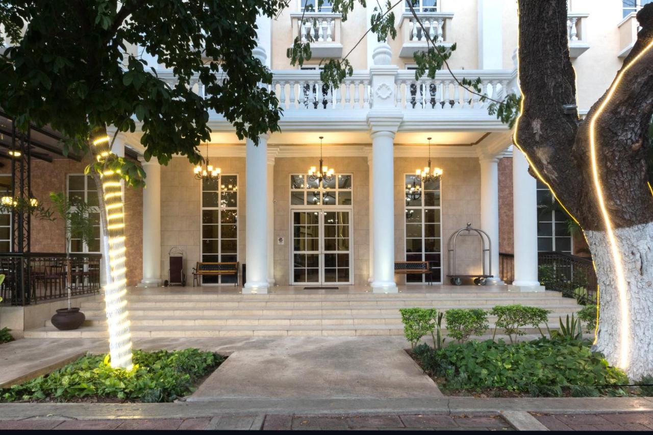 Hotel Victoria Mérida Exterior foto The entrance of the hotel