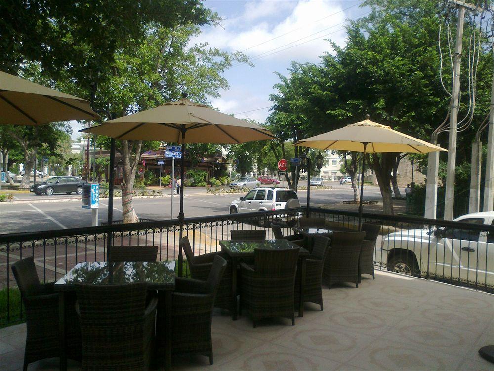 Hotel Victoria Mérida Exterior foto A patio at a restaurant