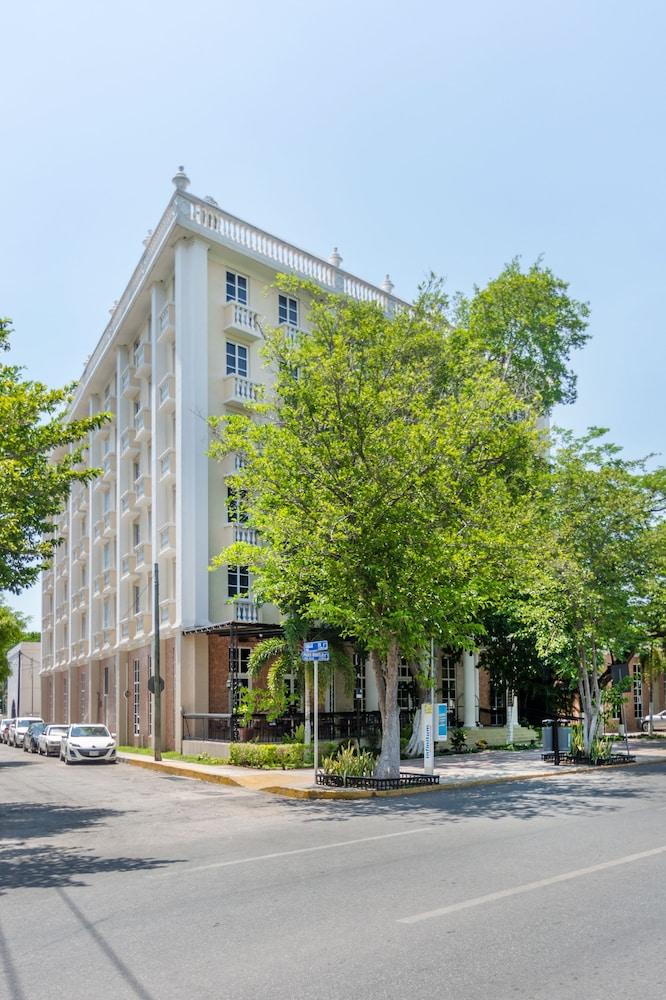 Hotel Victoria Mérida Exterior foto The building of the university library