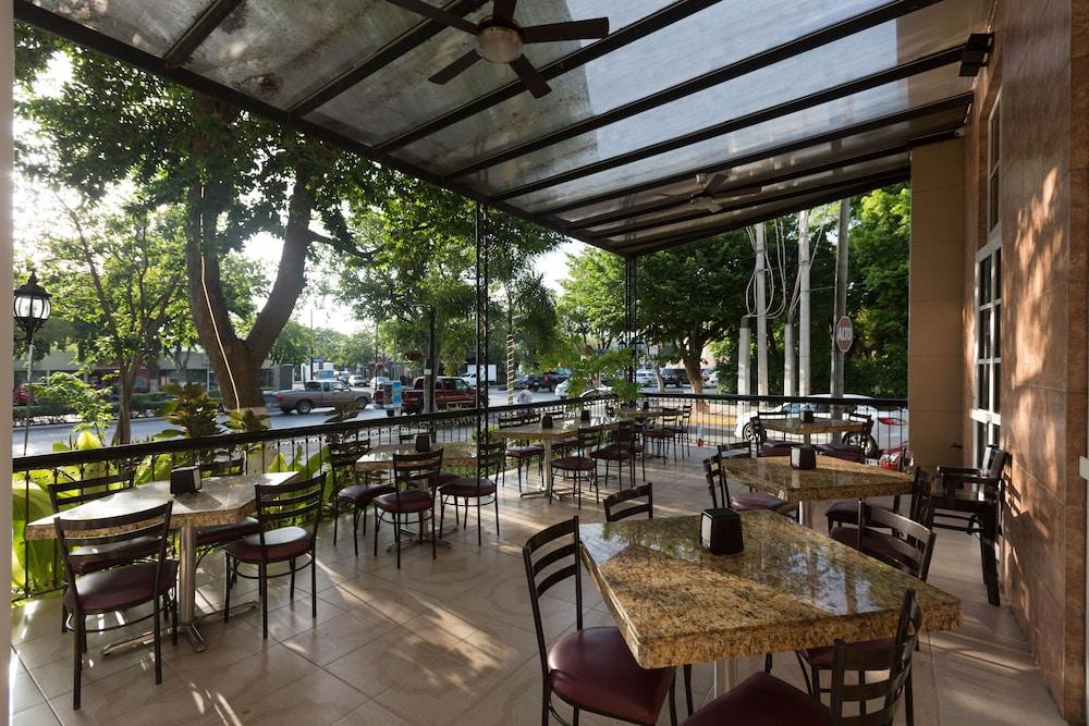 Hotel Victoria Mérida Exterior foto The patio at the restaurant