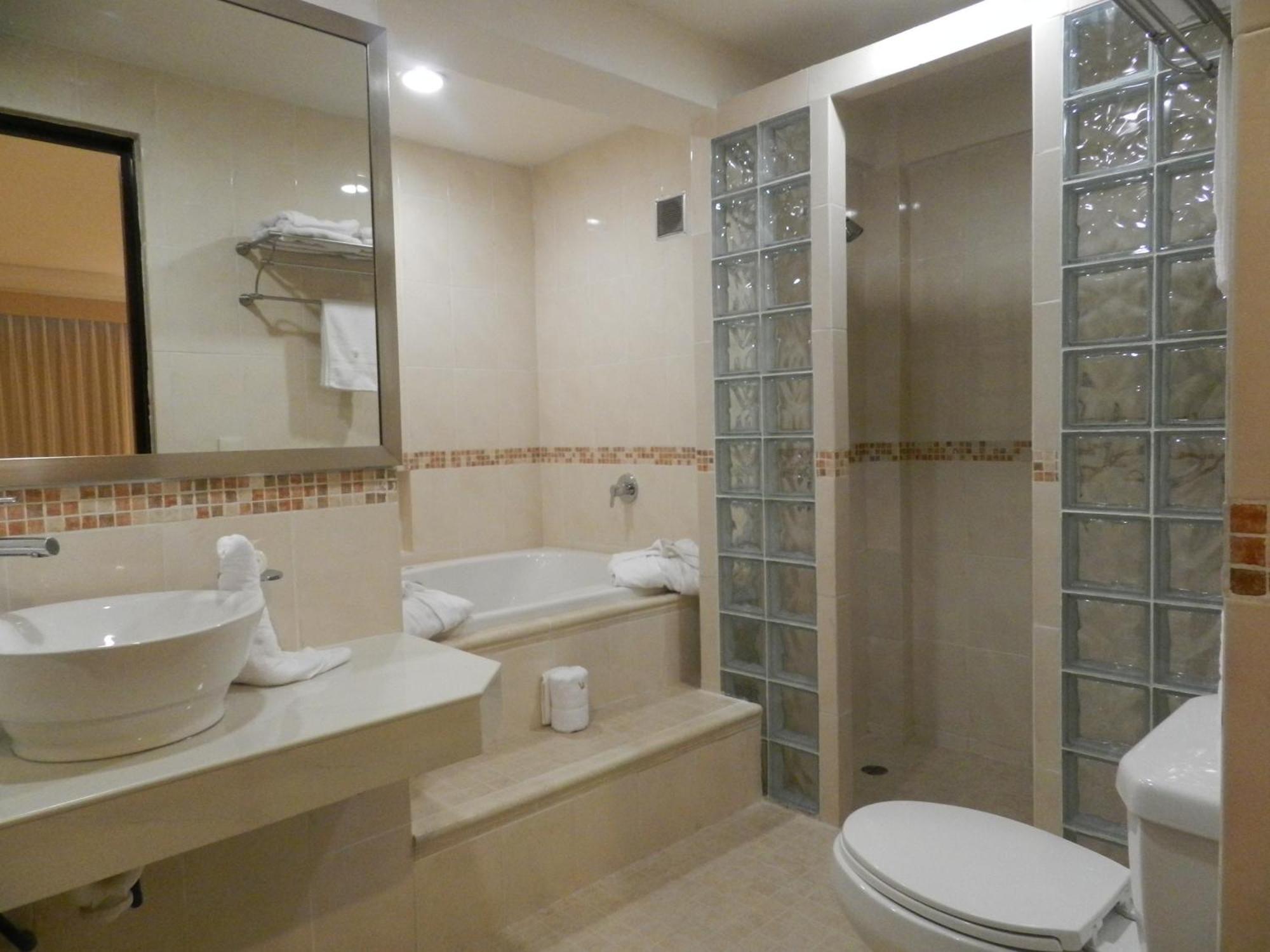 Hotel Victoria Mérida Exterior foto A modern bathroom with a shower cubicle