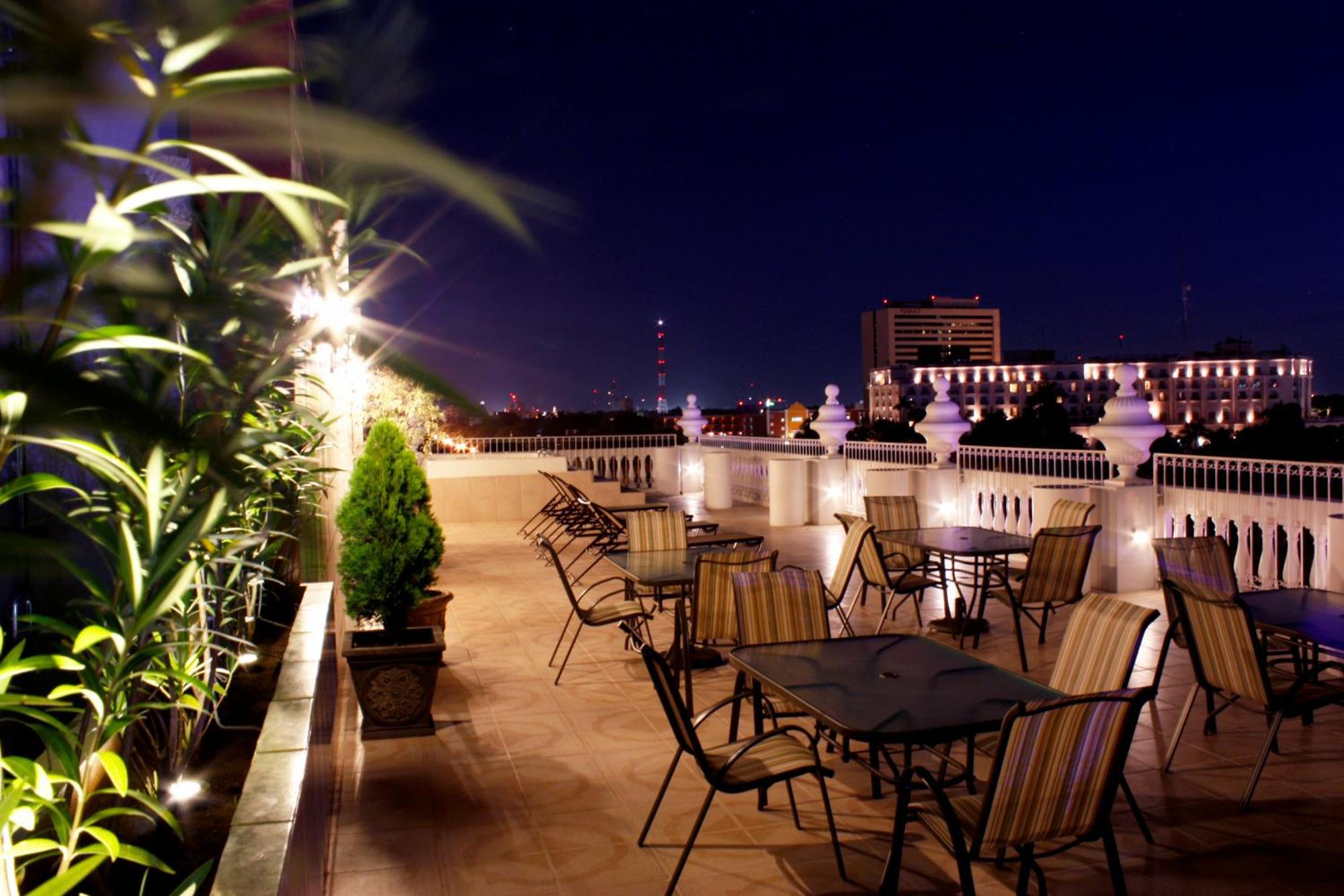 Hotel Victoria Mérida Exterior foto Rooftop bar at the Hotel
